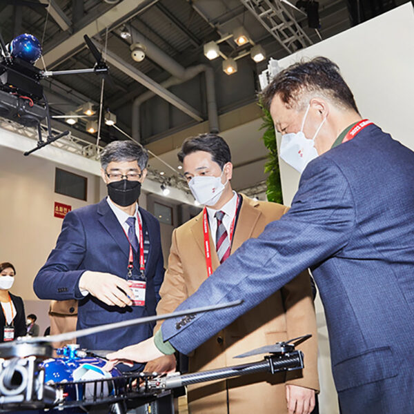 추형욱 SK E&S 대표이사(사진 중앙)가 24일 부산 벡스코(BEXCO)에서 열린 ‘2022 드론쇼코리아’ SK E&S 전시관에서 액화수소 드론을 살펴보고 있다.