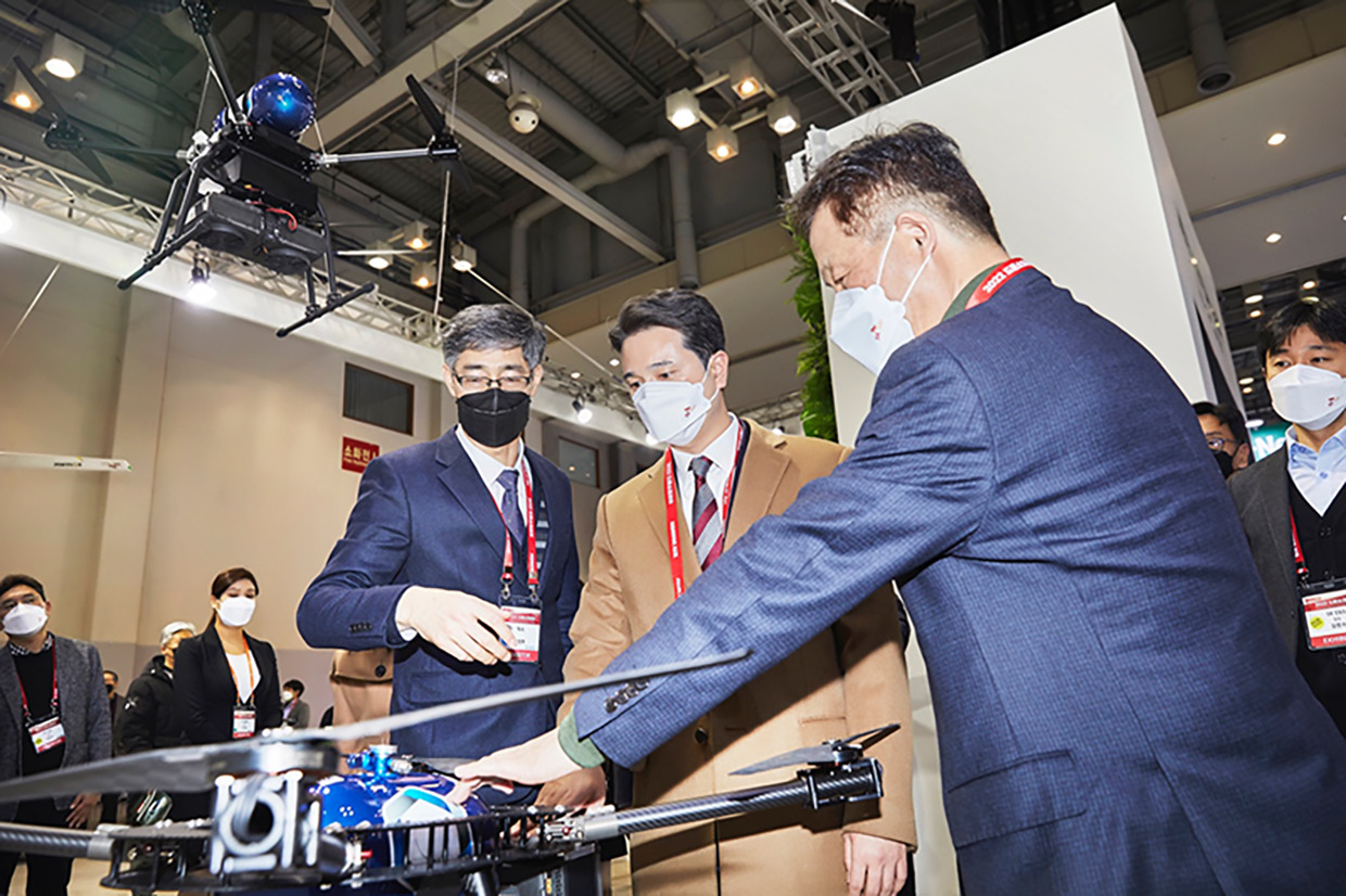 추형욱 SK E&S 대표이사(사진 중앙)가 24일 부산 벡스코(BEXCO)에서 열린 ‘2022 드론쇼코리아’ SK E&S 전시관에서 액화수소 드론을 살펴보고 있다.
