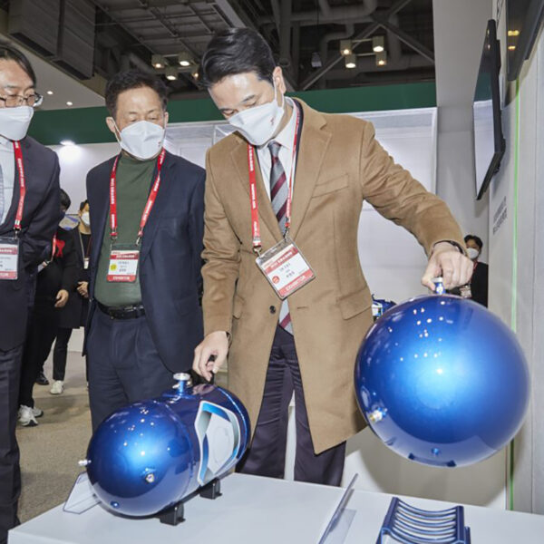 추형욱 SK E&S 대표이사(우측)가 24일 부산 벡스코(BEXCO)에서 열린 ‘2022 드론쇼코리아’ SK E&S 전시관에서 드론용 액화수소 저장용기를 살펴보고 있다.