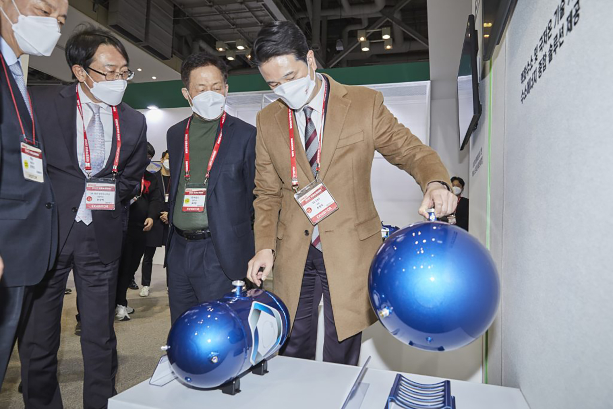 추형욱 SK E&S 대표이사(우측)가 24일 부산 벡스코(BEXCO)에서 열린 ‘2022 드론쇼코리아’ SK E&S 전시관에서 드론용 액화수소 저장용기를 살펴보고 있다.
