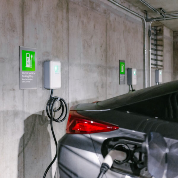 SK E&S가 인수한 에버차지의 전기차 충전기 설치 모습