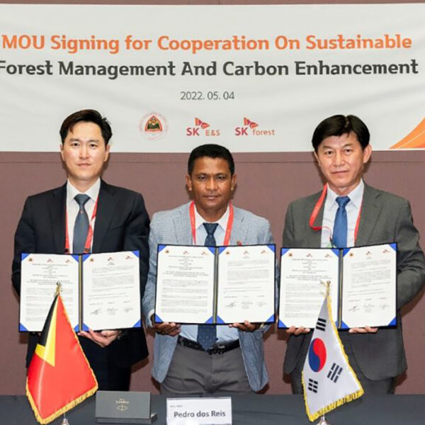 정인보 SK임업 대표, 페드로 도스 레이스 동티모르 농수산부 장관, 임시종 SK E&S 전력·LNG사업총괄(왼쪽부터)이 4일 서울 코엑스에서 ‘동티모르의 지속가능한 조림/산림 보전 프로젝트 개발에 관한 3자간 업무협약(MOU)’을 체결한 뒤 기념 촬영을 하고 있다.