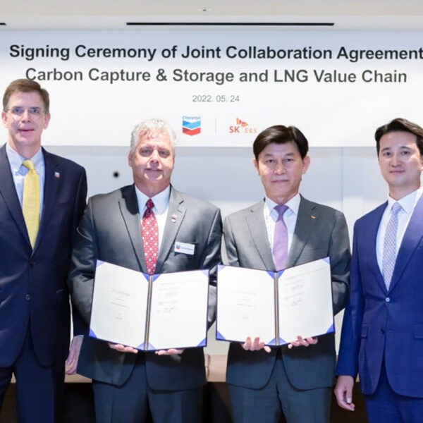 추형욱 SK E&S 대표이사 사장, 임시종 SK E&S 전력·LNG사업총괄, 프리먼 샤힌 (Freeman Shaheen) 셰브론 Global Gas 사장, 존 킨 (John Kuehn) 셰브론 Supply & Trading 총괄 사장(오른쪽부터)이 24일 대구에서 열린 WGC2022(세계가스총회)에서 ‘탄소저감 분야에 대한 포괄적 업무협약(JCA)’을 체결한 뒤 기념촬영을 하고 있다.