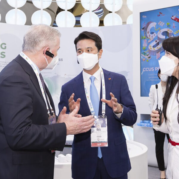 추형욱 SK E&S 사장(오른쪽)과 케빈 갤러거 산토스 CEO가 25일 대구에서 열리고 있는 세계가스총회(WGC2022) 전시장에 마련된 SK E&S 전시부스를 함께 둘러보고 있다.