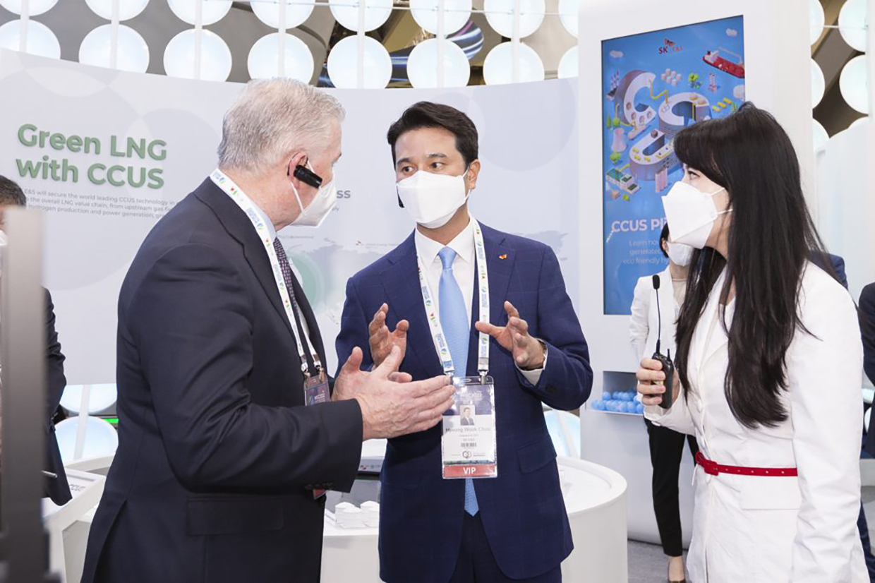 추형욱 SK E&S 사장(오른쪽)과 케빈 갤러거 산토스 CEO가 25일 대구에서 열리고 있는 세계가스총회(WGC2022) 전시장에 마련된 SK E&S 전시부스를 함께 둘러보고 있다.