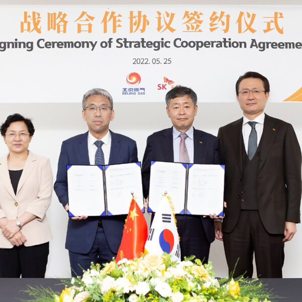유정준 SK E&S 대표이사 부회장과 문상요 SK E&S LNG부문장, 차오 위준(Cao Yujun) 베이징가스그룹 부총경리, 리 야란(Li Yalan) 베이징가스그룹 이사장(동사장)(오른쪽부터)이 25일 대구에서 개최된 WGC 2022(세계가스총회)에서 ‘LNG 및 수소 사업 분야 전략적 협력 계약(SCA)’을 체결한 뒤 기념촬영을 하고 있다.