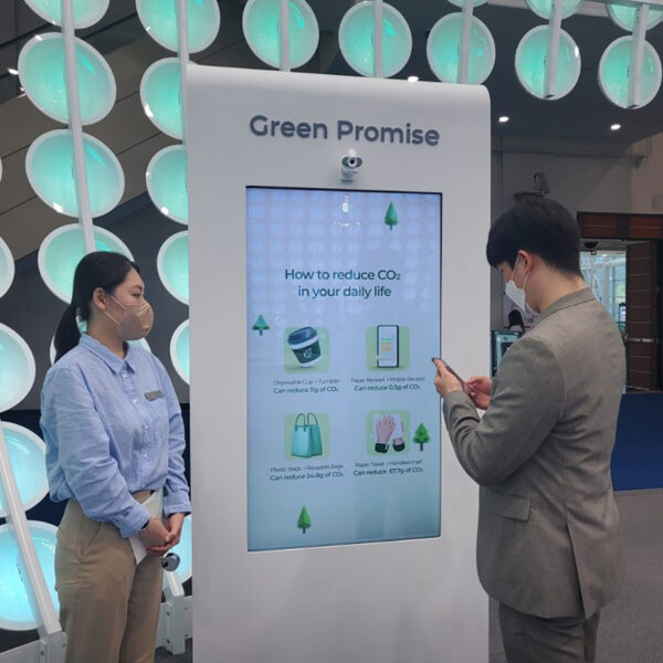 지난 24~27일 대구 엑스코(EXCO)에서 운영된 ‘2022 세계가스총회(WGC 2022)’ SK E&S 전시부스에서 관람객들이 ‘그린 프로미스 존’을 체험하고 있다.