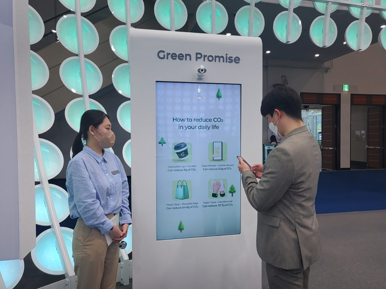 지난 24~27일 대구 엑스코(EXCO)에서 운영된 ‘2022 세계가스총회(WGC 2022)’ SK E&S 전시부스에서 관람객들이 ‘그린 프로미스 존’을 체험하고 있다.