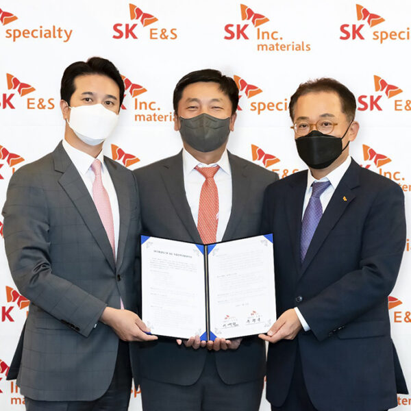 SK E&S 추형욱 대표이사 사장(왼쪽)과 SK㈜ 머티리얼즈 이용욱 대표이사 사장(가운데), SK스페셜티 이규원 대표이사 사장(오른쪽)이 직접 재생에너지 전력거래계약 체결 후 기념사진을 촬영하고 있다.