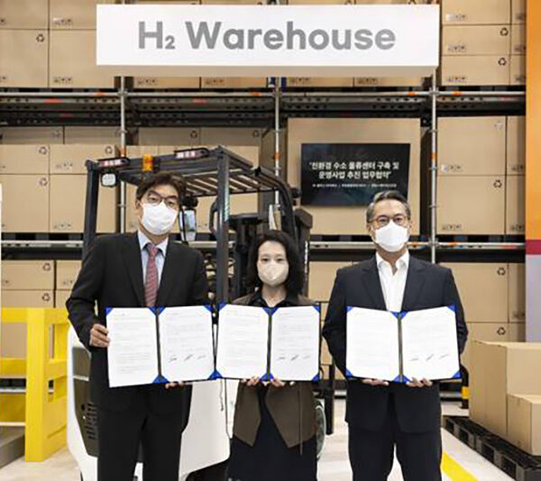 정종철 쿠팡풀필먼트서비스 대표, 이지영 SK E&S 수소글로벌그룹 부사장 겸 SK 플러그 하이버스 대표, 문용웅 켄달스퀘어자산운용 대표가(왼쪽부터) 1일 일산 킨텍스에서 열린 ‘H2MEET 2022’ 행사장에서 ‘친환경 수소 물류센터 구축 및 운영사업 추진을 위한 업무협약(MOU)’을 체결한 뒤 기념촬영을 하고 있다.