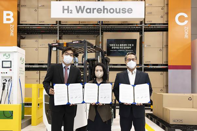 정종철 쿠팡풀필먼트서비스 대표, 이지영 SK E&S 수소글로벌그룹 부사장 겸 SK 플러그 하이버스 대표, 문용웅 켄달스퀘어자산운용 대표가(왼쪽부터) 1일 일산 킨텍스에서 열린 ‘H2MEET 2022’ 행사장에서 ‘친환경 수소 물류센터 구축 및 운영사업 추진을 위한 업무협약(MOU)’을 체결한 뒤 기념촬영을 하고 있다.