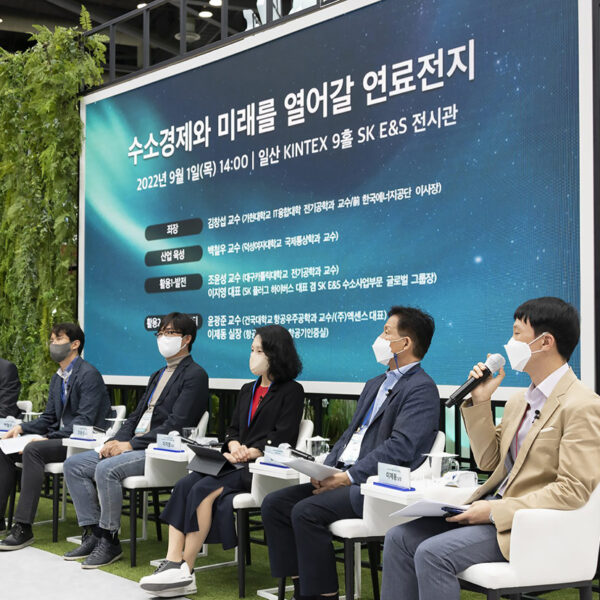 김창섭 가천대학교 교수, 백철우 덕성여대 교수, 조윤성 대구가톨릭대 교수, 이지영 SK 플러그 하이버스 대표, 윤광준 엑센스 대표, 이제동 국토부 항공기술안전원 실장(왼쪽부터)이 1일 일산 킨텍스 ‘H2 MEET’ 전시장에서 열린 ‘수소경제와 미래를 열어갈 연료전지’ 토크쇼에서 수소 연료전지의 중요성에 대해 토론하고 있다.