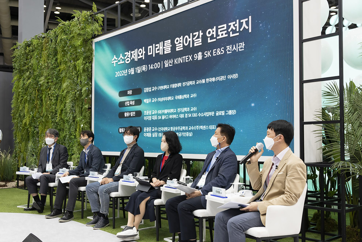 김창섭 가천대학교 교수, 백철우 덕성여대 교수, 조윤성 대구가톨릭대 교수, 이지영 SK 플러그 하이버스 대표, 윤광준 엑센스 대표, 이제동 국토부 항공기술안전원 실장(왼쪽부터)이 1일 일산 킨텍스 ‘H2 MEET’ 전시장에서 열린 ‘수소경제와 미래를 열어갈 연료전지’ 토크쇼에서 수소 연료전지의 중요성에 대해 토론하고 있다.