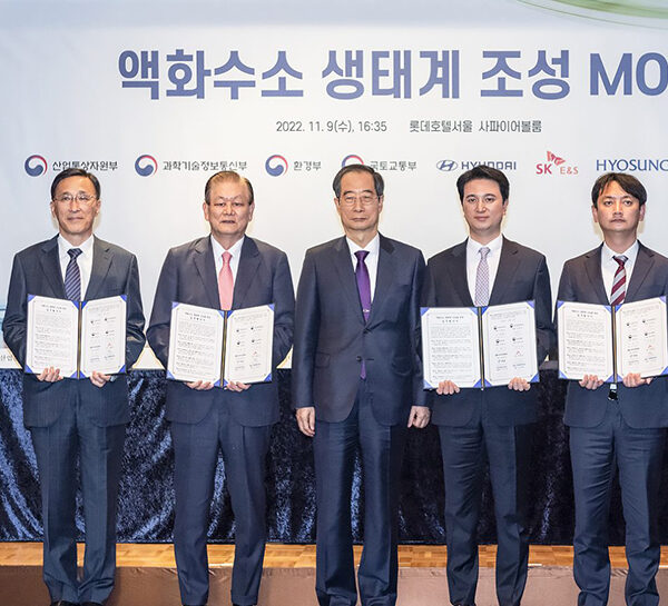 추형욱 SK E&S 대표이사 사장(오른쪽에서 네번째)이 9일 롯데호텔 서울에서 열린 ‘액화수소 생태계 조성 업무협약(MOU)’ 체결식에 참석해 한덕수 국무총리(가운데) 등 참석자들과 기념촬영을 하고 있다. 왼쪽부터 한화진 환경부 장관, 이창양 산업통상자원부 장관, 박정국 현대자동차 사장, 이상운 효성 부회장, 한덕수 국무총리, 추형욱 SK E&S 사장, 강영택 하이창원 이사, 이종호 과학기술정보통신부 장관, 이원재 국토교통부 1차관.