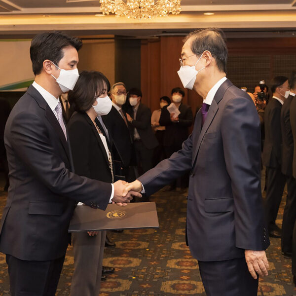 추형욱 SK E&S 대표이사 사장(왼쪽)이 9일 롯데호텔 서울에서 열린 ‘제5차 수소경제위원회’에서 한덕수 국무총리로부터 수소경제위원회 민간위원 위촉장을 전달받고 있다.