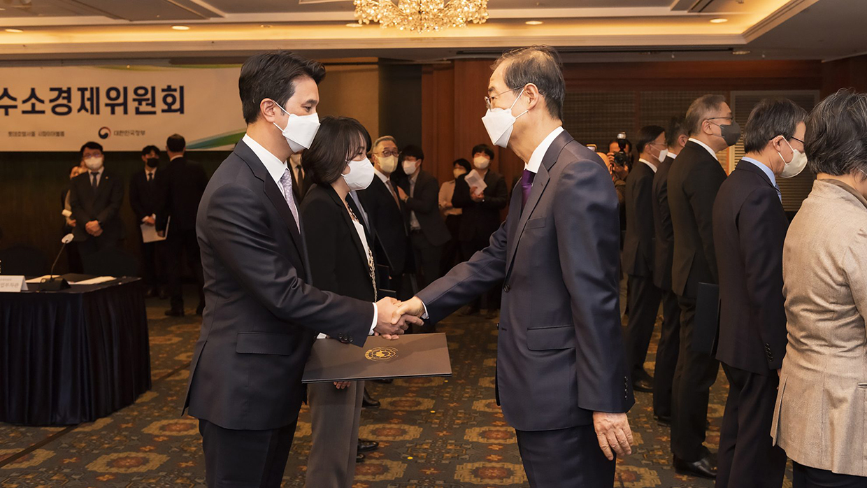 <사진2> 추형욱 SK E&S 대표이사 사장(왼쪽)이 9일 롯데호텔 서울에서 열린 ‘제5차 수소경제위원회’에서 한덕수 국무총리로부터 수소경제위원회 민간위원 위촉장을 전달받고 있다.