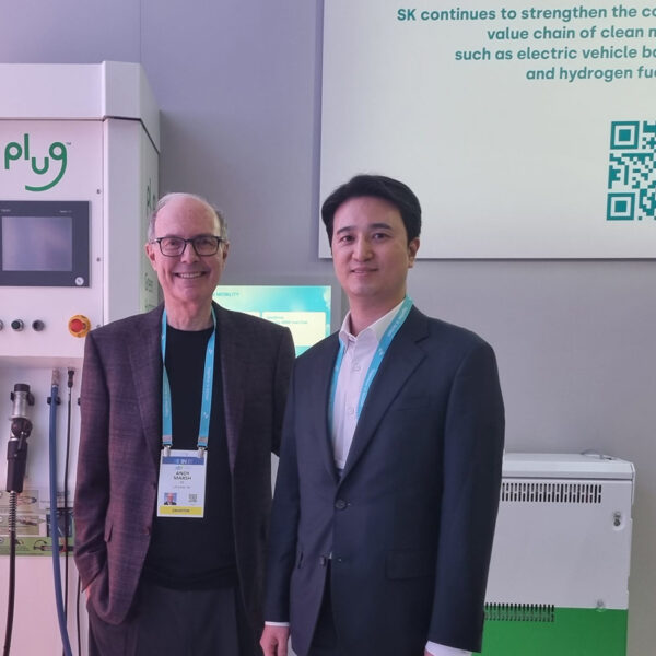 추형욱 SK E&S 대표이사 사장(오른쪽)과 앤디 마시 플러그파워 CEO(왼쪽)가 5일(현지시간) 미국 라스베이거스에서 열린 ‘CES 2023’ SK전시관에서 기념촬영을 하고 있다.