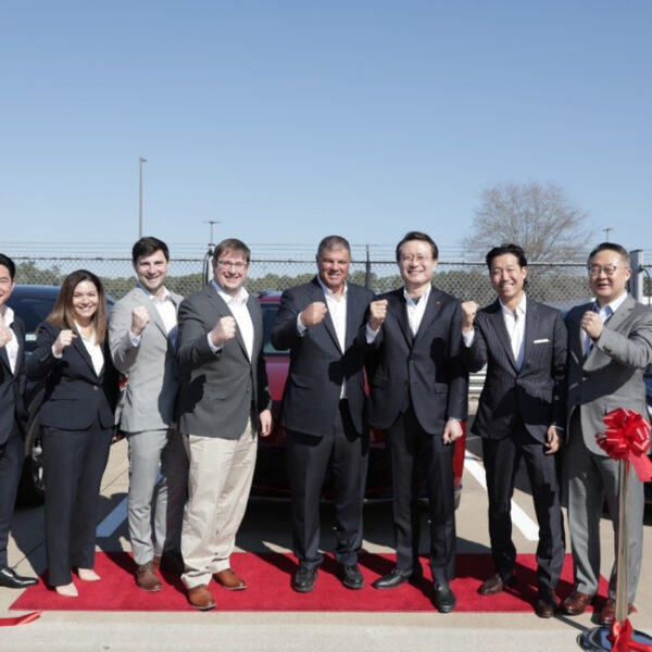 (현지시간) 26일 휴스턴 공항 내 Avis EV충전소에서 열린 개소식에서 유정준 SK 미주 대외협력 총괄 부회장 겸 패스키 대표이사(오른쪽에서 3번째), 조 페라로 Avis CEO(오른쪽에서 4번째), 제이슨 아펠바움 에버차지 CEO(왼쪽에서 4번째)를 포함한 관계자들이 함께 기념촬영을 하고 있다.