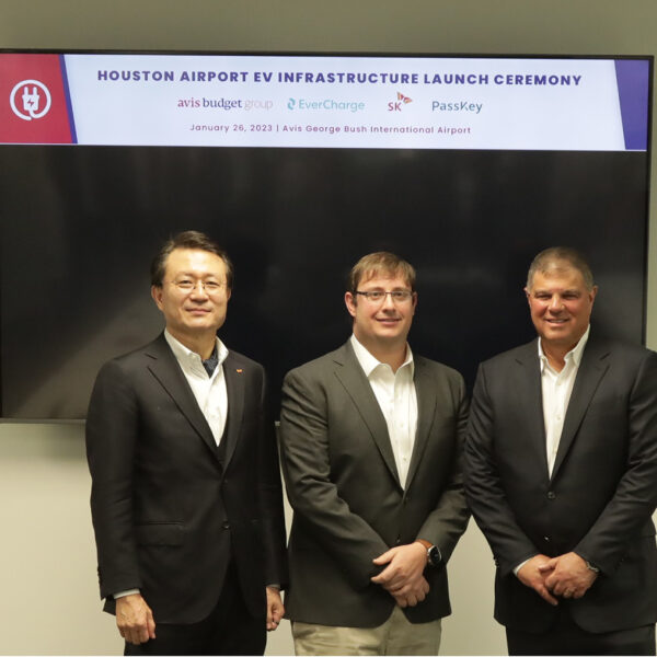 (왼쪽부터) 유정준 SK 미주 대외협력 총괄 부회장 겸 패스키 대표이사, 제이슨 아펠바움 에버차지 CEO, 조 페라로 Avis CEO가 휴스턴 공항 내 Avis EV충전소에서 열린 개소식에서 기념촬영을 하고 있다.