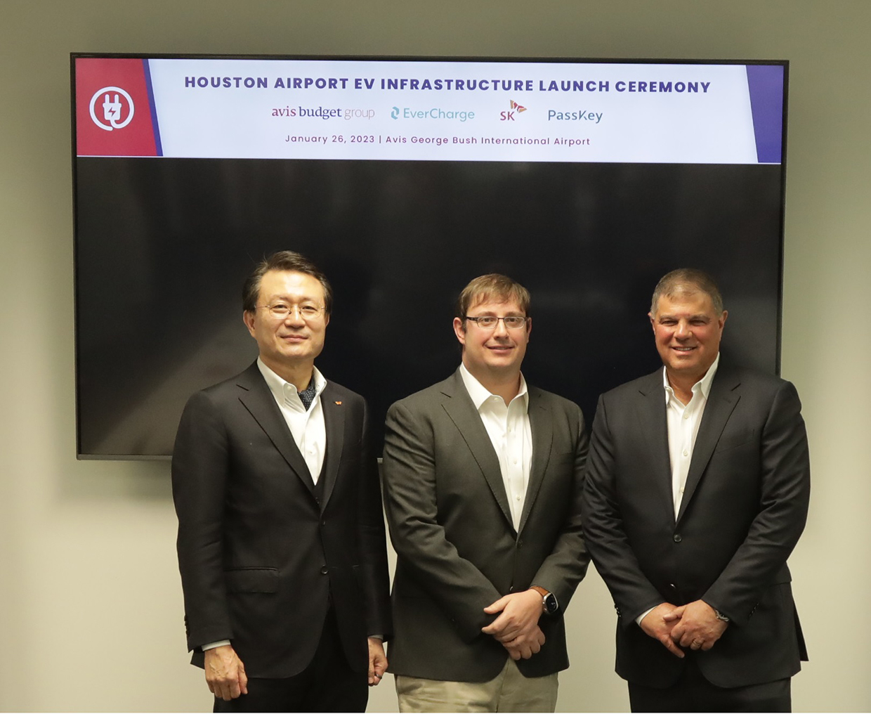 (왼쪽부터) 유정준 SK 미주 대외협력 총괄 부회장 겸 패스키 대표이사, 제이슨 아펠바움 에버차지 CEO, 조 페라로 Avis CEO가 휴스턴 공항 내 Avis EV충전소에서 열린 개소식에서 기념촬영을 하고 있다.