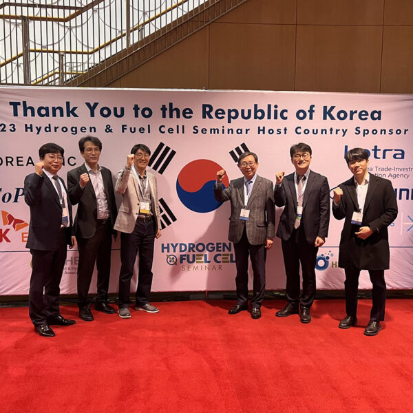 단희수 SK E&S 부사장(왼쪽부터 세번째)이 7일(현지시간) 미국 캘리포니아에서 열린 ‘수소 및 연료전지 세미나(Hydrogen & Fuel Cell Seminar, HFCS)’에서 문재도 수소융합얼라이언스(H2KOREA) 회장(네번째), 이옥헌 산업통상자원부 수소경제정책관(직무대리)(다섯번째) 등 참석자들과 기념촬영을 하고 있다.
