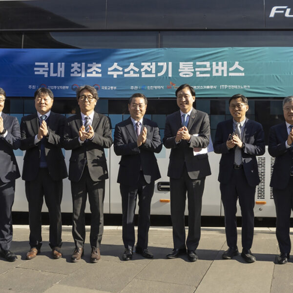 22일 인천시 연수구 송도컨벤시아에서 열린 ‘2023 인천 액화수소 포럼’에 앞서 참석자들이 국내 최초 수소전기 통근버스 앞에서 기념 촬영을 하고 있다.