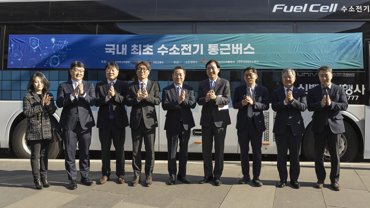 <사진1> 22일 인천시 연수구 송도컨벤시아에서 열린 ‘2023 인천 액화수소 포럼’에 앞서 참석자들이 국내 최초 수소전기 통근버스 앞에서 기념 촬영을 하고 있다.