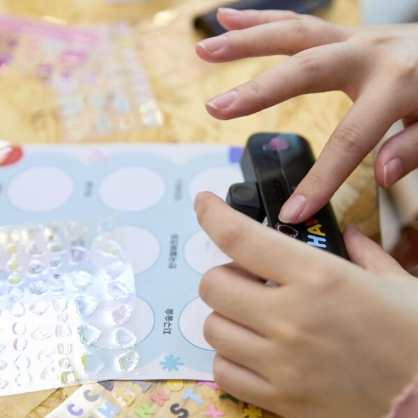 한국엘에프피 부스에서 나만의 보조배터리 체험 모습