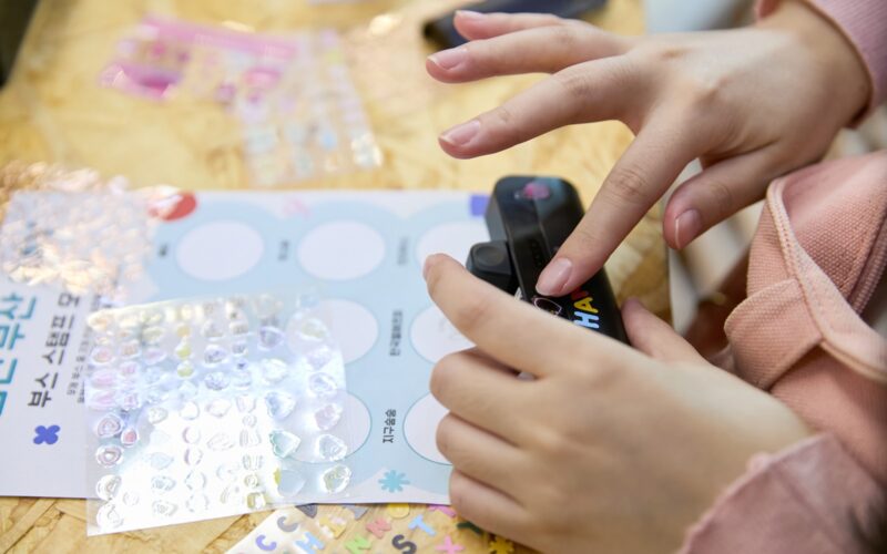 한국엘에프피 부스에서 나만의 보조배터리 체험 모습