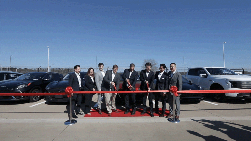 (현지시간) 26일 휴스턴 공항 내 Avis EV충전소에서 열린 개소식에서 유정준 SK 미주 대외협력 총괄 부회장 겸 Passkey 대표이사(오른쪽에서 3번째), 조 페라로 Avis CEO(오른쪽에서 4번째), 제이슨 아펠바움 EverCharge CEO(왼쪽에서 4번째)를 포함한 관계자들이 대규모 EV충전소 개소를 기념하여 테이프 커팅식을 진행하고 있다.