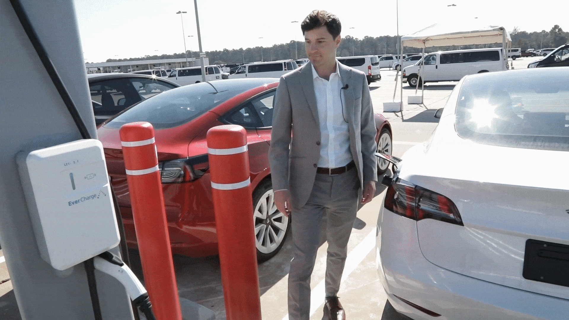 휴스턴 공항 내 실치된 EverCharge EV충전기를 이용하여 차량 충전하는 모습