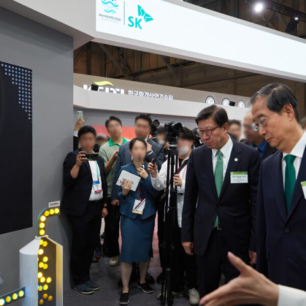 한덕수 국무총리, 박형준 부산시장, 최태원 대한상공회의소 회장(SK그룹 회장)이 CCS를 활용한 블루수소 생산 설명을 듣고 있는 모습