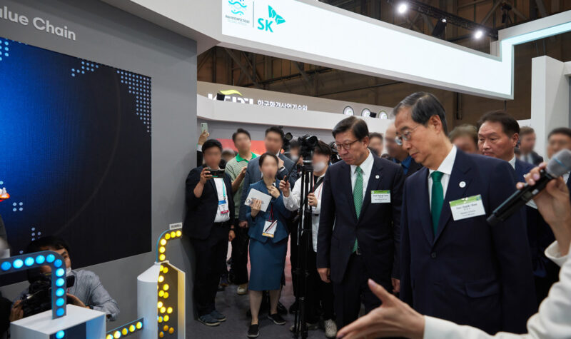 한덕수 국무총리, 박형준 부산시장, 최태원 대한상공회의소 회장(SK그룹 회장)이 CCS를 활용한 블루수소 생산 설명을 듣고 있는 모습