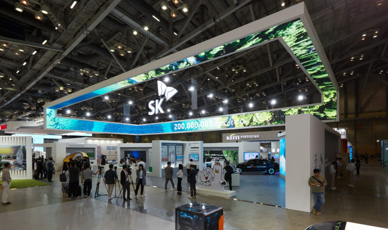 SK그룹 전시관 상단의 디스플레이를 통해 2030년까지 전 세계 탄소감축 목표량의 1%인 2억 톤 감축 목표를 전시
