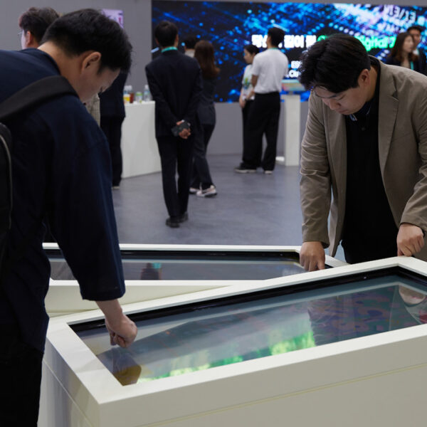 CCS 체험 게임을 즐기는 관람객 모습