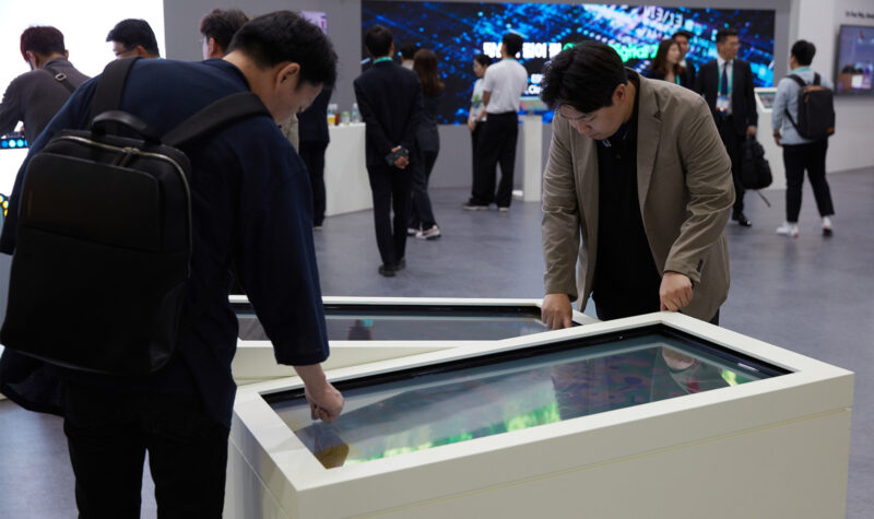 CCS 체험 게임을 즐기는 관람객 모습