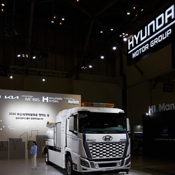 현대차그룹관에 전시된 수소전기트럭 살수청소차