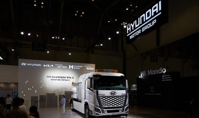 현대차그룹관에 전시된 수소전기트럭 살수청소차