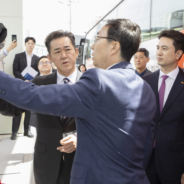 17일 인천시 서구 가좌동 '인천 가좌 액화수소 충전소'에서 열린 준공식에서 참석자들이 충전기에 대한 설명을 듣고 있다.