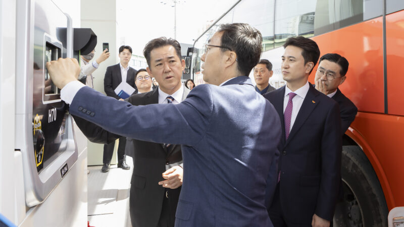 17일 인천시 서구 가좌동 '인천 가좌 액화수소 충전소'에서 열린 준공식에서 참석자들이 충전기에 대한 설명을 듣고 있다.