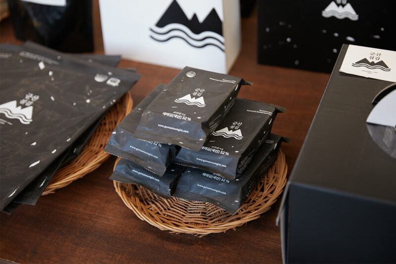 '군산섬김' 매장과 판매 상품들