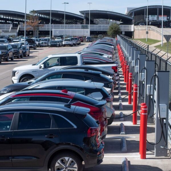 휴스턴 조지 부시 국제공항에 위치한 Avis-EverCharge EV충전소 전경