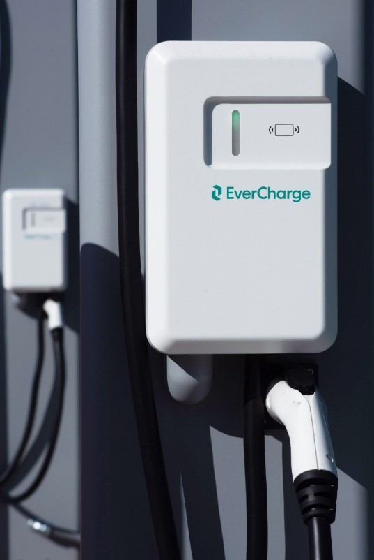 휴스턴 조지 부시 국제공항에 설치된 EverCharge EVO2 충전기 사진