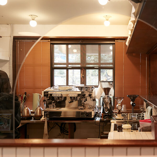 '소설여행' 외관과 보리당 카페 내부의 모습