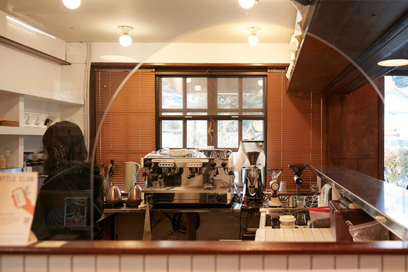 '소설여행' 외관과 보리당 카페 내부의 모습