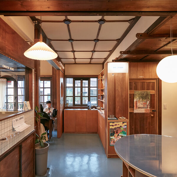 '소설여행' 외관과 보리당 카페 내부의 모습