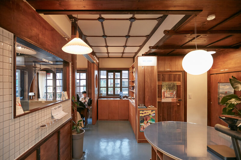 '소설여행' 외관과 보리당 카페 내부의 모습