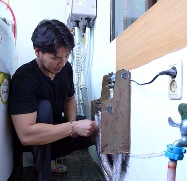 보일러 배관을 청소하고 있는 모습