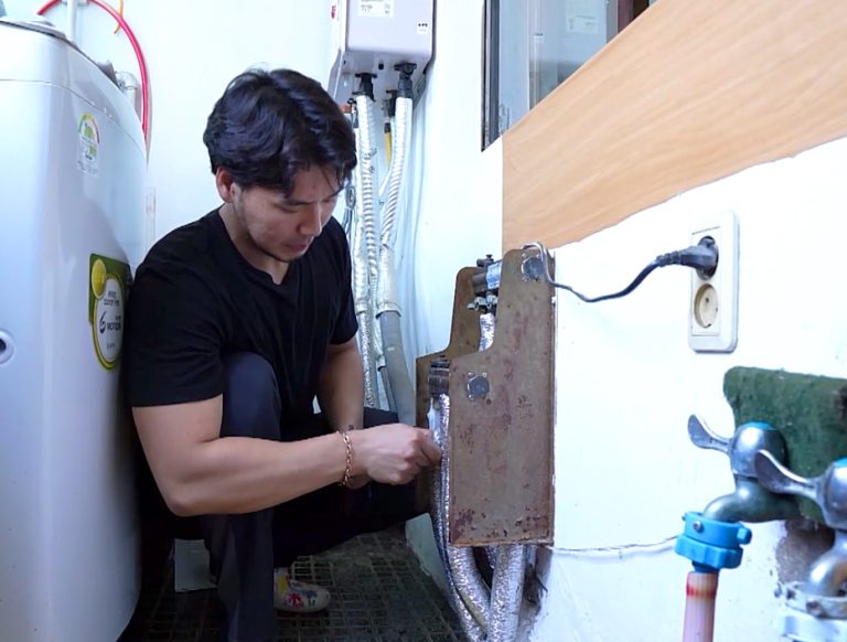 보일러 배관을 청소하고 있는 모습