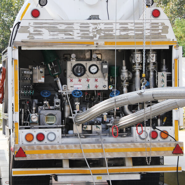 생산한 액화수소를 탱크로리에 싣고 있는 모습